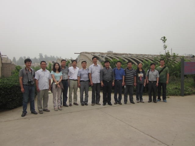 国家桃产业技术体系首席科学家姜全莅临哥仨合作社指导工作